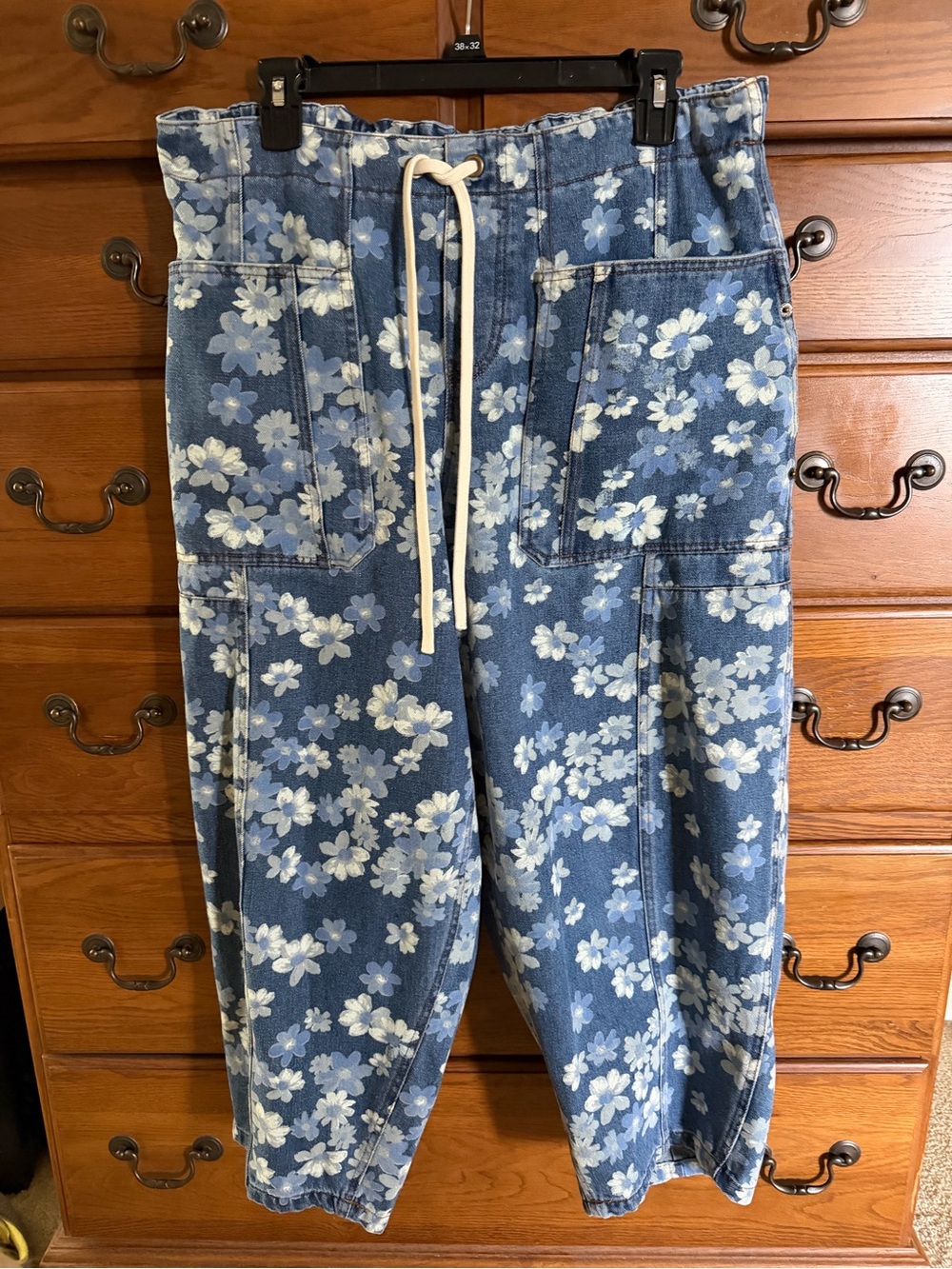 entro Blue Floral Drawstring Barrel Pants nwot.